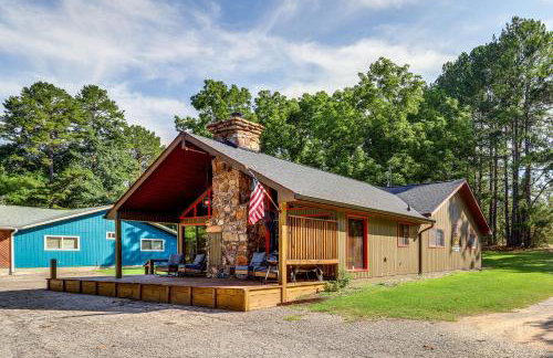 Steps to White River Cabin Retreat with Dock Access - Foto 1