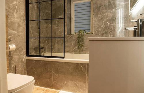 Detached 2 Bedroom House - 10 minute's walk to Town Centre - Free Parking, Fast Wifi and Smart TVs by Tejza Property - Photo 10