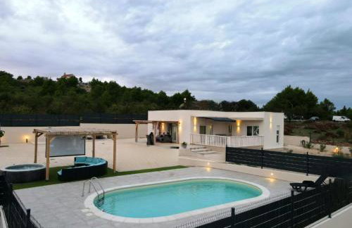 Villa VERONICA with CINEMA PROJECTOR by the HEATED POOL and JACUZZI - Foto 7