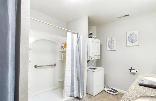 Beautiful Country Apartment, AC, Pickleball, Billiards, Playground, Gardens - Foto 34