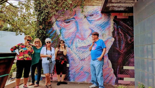 Durante el tour del grafiti por RoRo