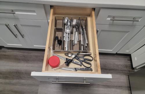 Beautiful 4 Bedroom House Near Downtown Columbus with Garage Parking and Backyard - Foto 15