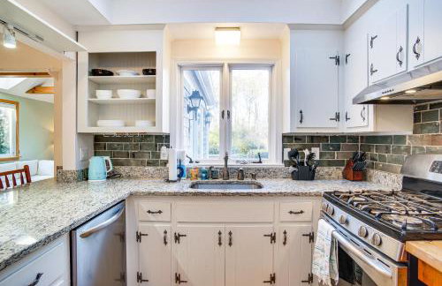 Ping-Pong and Backyard Spacious Chatham Retreat - Foto 9