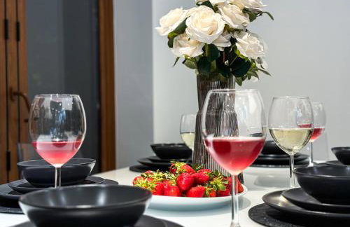 Luxurious 3Bed House with Spa Bath & Garden - Foto 16