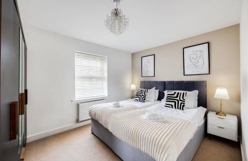 Stunning Detached House with Driveway Parking, Office Room, Self-Check-In, Fast WiFi and Smart TV with Sky and Netflix by Yoko Property - Photo 16