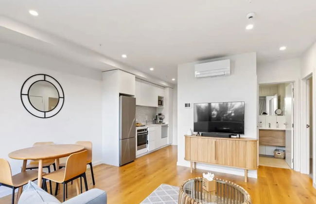 Convenient Modern 2-Bedroom Unit With Free Parking - Photo 1