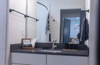 Cozy 1BR with Private Balcony, Gym, Pool & Workspace - Foto 8