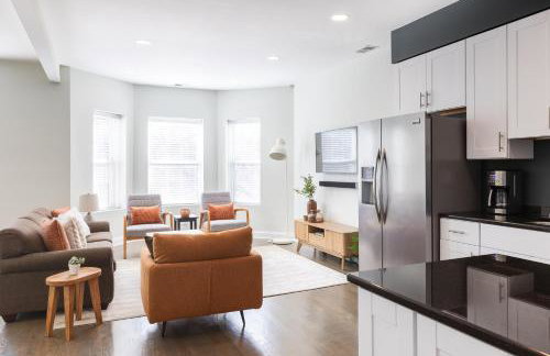 Uptown Bright & Modern Apt - Steps to Lake, Train, Amazing Food & Free Parking - Photo 5