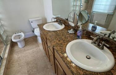 Spacious Naples Lakefront Pool Home Minutes from Downtown! - Foto 26