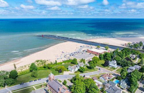 Walk to the Beach! - Free Parking - Fire Pit - Photo 1