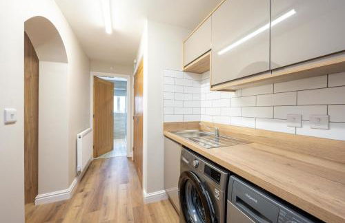 6 Bedroom, 2 Bathroom Modern, Spacious Home - Foto 8