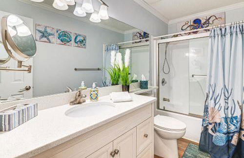 On-The-Beach Escape Oceanfront in Surfside! - Foto 14