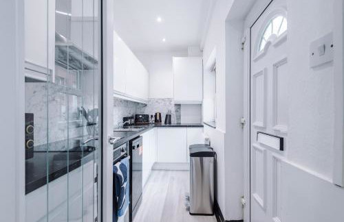 Spacious 5 bedroom house near Leeds City Centre sleeps 12 suits contractors with free parking - Foto 6