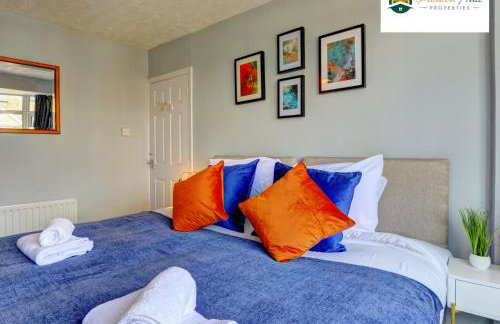 4 Bedroom House - Sleeps 7, Near Coventry Airport, City Centre, Free Wi-Fi with Driveway Parking & Garden, Full Kitchen - AHC - Photo 14