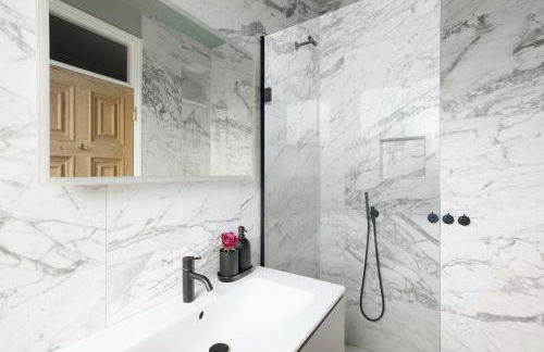 Luxury Family Home in Central Windsor with Large Garden, Games Room, Office, Parking & Pet-Friendly - Photo 27