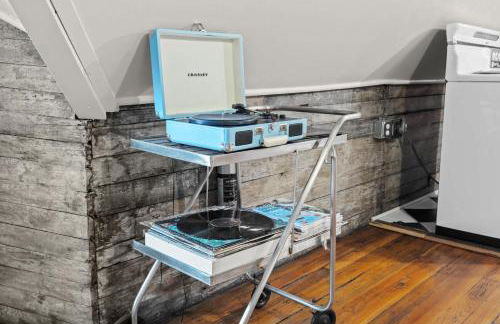 Cozy Top-Floor Retreat in the Heart of Louisville - Photo 25