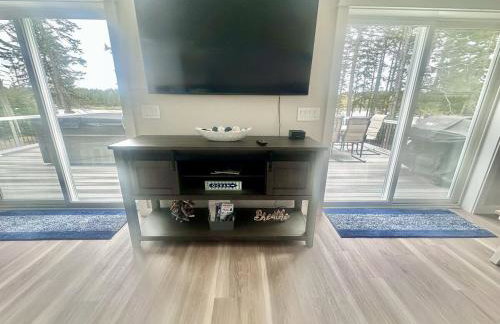 New 2023 Waterfront Home near Acadia with Hot Tub - Foto 8