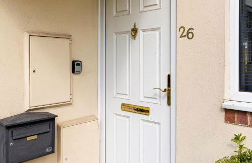 Central 2 Bed House w/ Garden and Free Parking! - Photo 82