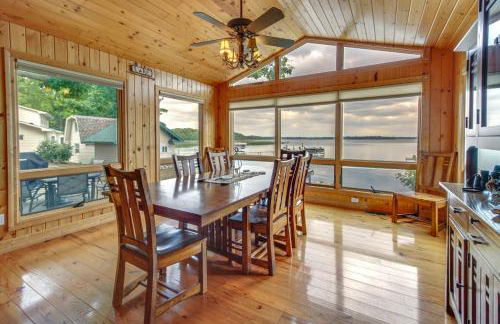 Lakefront Isle Escape with Dock and Fire Pit! - Foto 9