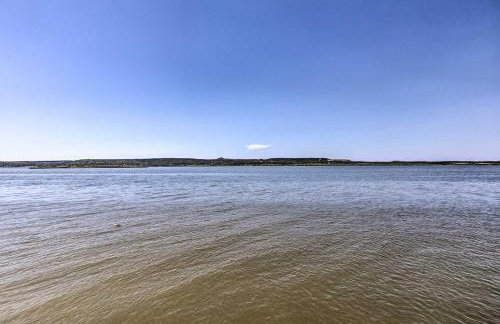 Lakefront Retreat with Pier, Bar Hut and Fireplace! - Foto 39