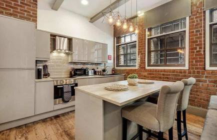 Central Warehouse Apt - Sleeps 8, Pet Friendly - Photo 2