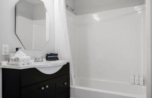 Chic 2BR-Parking, Rooftop,Near Arrowhd & TMobile - Foto 65