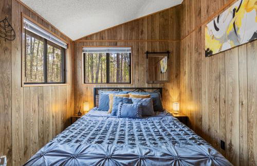 2-bedroom cabin, with a Fireplace, PS5, BBQ, fitness room, and a private hot tub - Foto 28