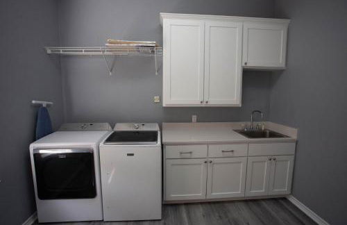 Lakefront 6BR Retreat w Dock & Game Room - Foto 21