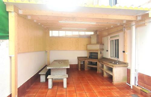 Casa adosada con pequeño patio - Foto 1