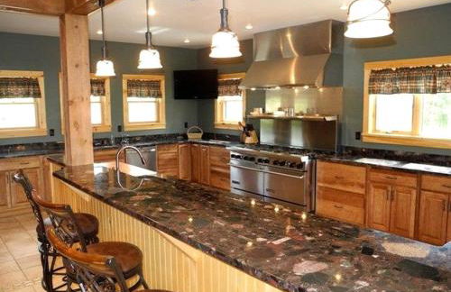Impressive Cabin Rental for Large Groups in Au Sable Forks, New York - Foto 14