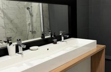 Spacieux et lumineux duplex arty au centre de Sète - Photo 4