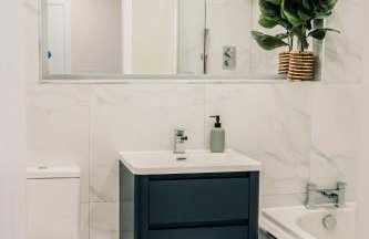 Stylish 2 Bed City Centre Apartment with Parking - Photo 40