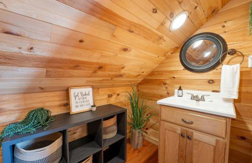 Cloud 9 Cabin with an indoor pool hot tub & fire pit - Foto 24