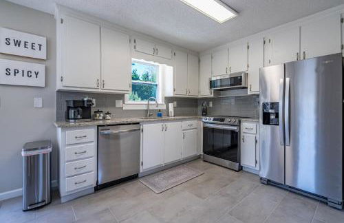 Disconnect From The City In This Outdoorsy Getaway - Foto 12