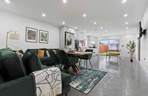 Beautiful Home, Free Parking For Large Groups Sleeps 10 Book Now! - Foto 45