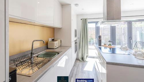 Luxury Retreat For 10 Short Lets & Serviced Accommodation Manchester with Hot Tub and Spacious Garden - Foto 5