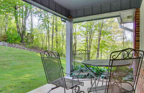 1 Mi to Pisgah Natl Forest Wooded Haven with Deck - Foto 23