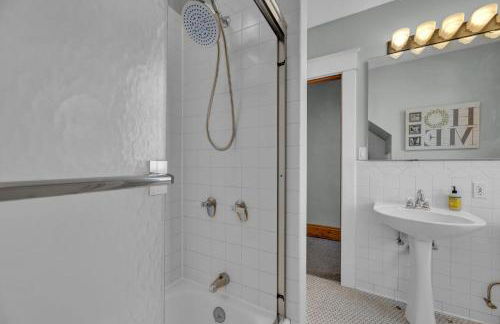 Oakley Square 3br Charmer - Total Walkability 3 Bedroom Home by RedAwning - Foto 34