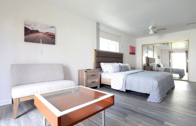 Spacious House on Melrose w Private Backyard Gym - Photo 6