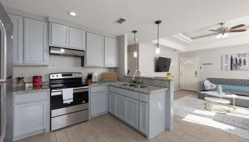 Cozy 3 Bed 2 Bath Apartment, Near Shopping Plazas, Expressway and Free Parking - Photo 3