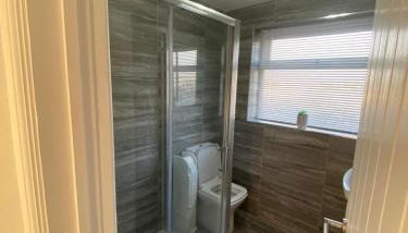 Prestatyn 2-Bed Bungalow Sleeps 5 with Hot Tub - Foto 3