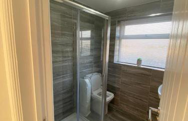 Prestatyn 2-bed Bungalow, Sleeps 5 With Hot Tub - Foto 3