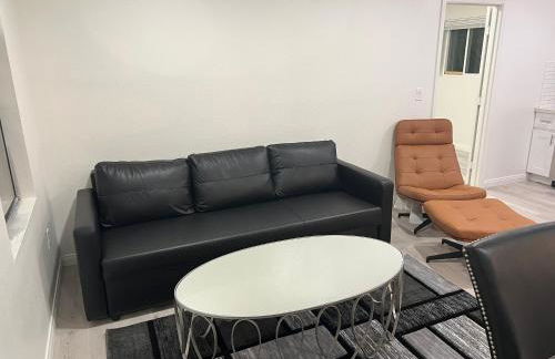 Modern and charming 1 bed first floor apartment - Photo 1