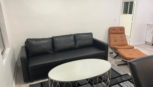 Modern and charming 1 bed first floor apartment - Photo 1