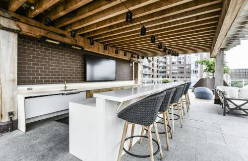 Comfy 2BR Oasis with Scenic Rooftop & Gym - Foto 35
