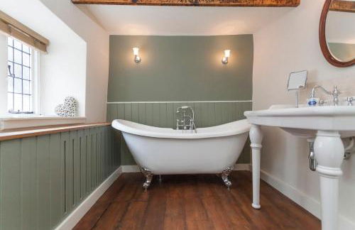 Three Little Pigs Luxury Cottage - Photo 10