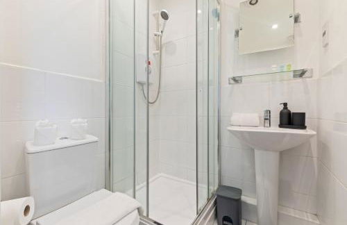 Spacious and Modern 2BR Stay Free Parking and WiFi - Foto 18