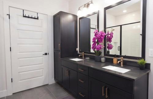 Downtown Dallas ELLUM OASIS with Balcony, Pool, Rooftop Deck, Gym, Queen Bed, King Sleeper Sofa, 2 Twin Sleeper Chairs, and Parking Garage - Foto 14