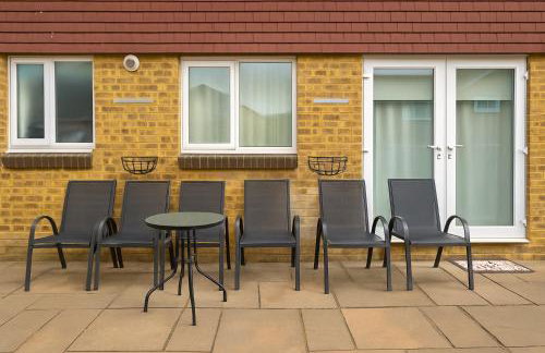 Modern 3 Bedroom Home, Free Parking, Garden, Sleeps 7 - Photo 22