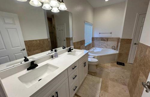 An Incredible Vacation Home with Saltwater Pool! - Foto 24